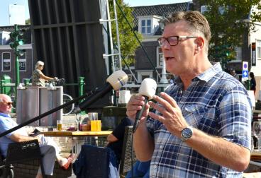 Foto rechts: Piet de Ruiter afgelopen zaterdag tijdens wat Meet de Fleet had moeten worden (Ben Damen)